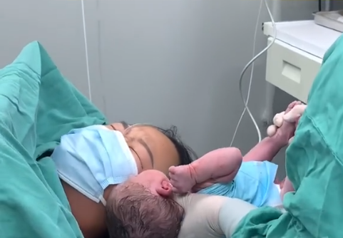 这个新出生的男婴不被他自己的母亲所喜欢!